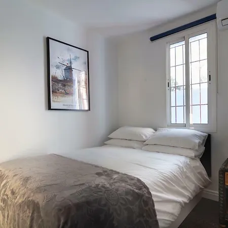 度假居 Beautiful Newly Refurbished Semi-detached House 托雷莫利诺斯