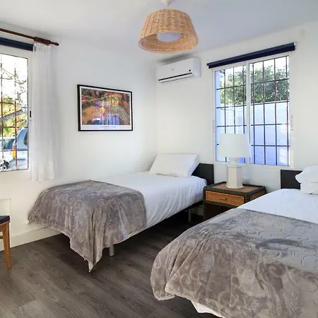Beautiful Newly Refurbished Semi-detached House 度假居